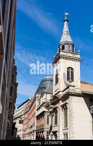 La torre della chiesa barocca di St Edmund King & Martire in Lombard St, City of London UK Foto Stock