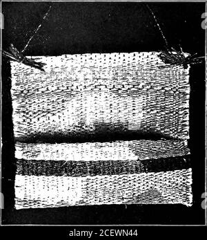 . Basketry pratico ed artistico. Fig. 88.-scatola da lavoro in cartone e Raffia. Con i punti che corrono in una direzione opposta, formeranno un punto a croce che lo renderà duro e darà una rifinitura ordinata. Il coprioggetto può quindi essere fissato su un lato e un anello fissato al centro. Fig. 88. 3.-le stuoie oblunghe o quadrate possono essere ovene con rafia, le pupille più giovani che usano un cotonordito e quelle più vecchie che usano rafia per botordito e woof. La rafia non deve essere legata, ma può lambirsi di due pollici. Se la rafia è usedfor la curvatura, tutte le estremità dovrebbero venire al lavoro del cesto graduato. 133 fine di Foto Stock