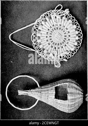 . Basketry pratico ed artistico. Fig. 85.-Braid madefrom mais Husks. 118 Basketry pratico. Nell'intrecciare con i bucci, le estremità hanno arelappato un mezzo pollice e intrecciato dentro. Le bucce possono essere utilizzate anche per il rotolo in cestello in umido. L'intero rotolo può essere deformato dalle bucce, o un rotolo fatto di paglia; l'erba può essere coperta con le bucce e cucita insieme con rafSa o canapa, usando il fischietto. Fig. 76.. XXI. Lavorazione del cestello graduata. Se consideriamo la varietà di lavori industriali adatti alla scuola-camera: Cordwork, cartilagina, tessitura, basketry, andwhitling, sembrerebbe che l'unico di Foto Stock