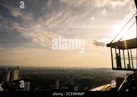 Kuala Lumpur. 8 agosto 2020. Foto scattata l'8 agosto 2020 mostra ad un visitatore la vista della città sulla Kuala Lumpur Tower a Kuala Lumpur, Malesia. Kuala Lumpur è la capitale e la più grande città della Malesia. Sviluppata da una città mineraria di stagno, la città è oggi ampiamente riconosciuta per numerosi punti di riferimento, tra cui le Torri Gemelle Petronas. La combinazione di grattacieli e siti storici e la coesistenza armoniosa di culture diversificate aggiungono alla città un fascino particolare. Credit: Zhu Wei/Xinhua/Alamy Live News Foto Stock