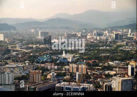 Kuala Lumpur. 8 agosto 2020. Foto scattata il 8 agosto 2020 mostra una vista di Kuala Lumpur, Malesia. Kuala Lumpur è la capitale e la più grande città della Malesia. Sviluppata da una città mineraria di stagno, la città è oggi ampiamente riconosciuta per numerosi punti di riferimento, tra cui le Torri Gemelle Petronas. La combinazione di grattacieli e siti storici e la coesistenza armoniosa di culture diversificate aggiungono alla città un fascino particolare. Credit: Zhu Wei/Xinhua/Alamy Live News Foto Stock