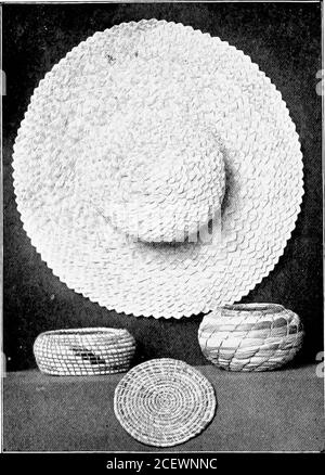 . Basketry pratico ed artistico. Fig. 83. realizzato, tuttavia, utilizzando la larghezza più stretta e tagliando i raggi. Cestino fatto di appartamenti. 115 la tessitura può essere continuata sul lato senza le strisce piane, utilizzando diversi rondini di rafia colorata per la decorazione. I cestelli di questo materiale possono essere fatti in varietà agreat di forme. Il cesto appena sscritto può essere fatto a soli due pollici di profondità, invece di quattro e mezzo, come nella figura,oppure lo stesso blocchetto può essere posato sul suo lato e su di esso si può fare un abasket, rendendo così un oblongbasket adatto per fotografie. ilg, 84. Arlitelle fatte di Lame di mais. X Foto Stock