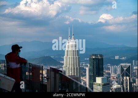 Kuala Lumpur. 8 agosto 2020. Foto scattata l'8 agosto 2020 mostra ad un visitatore la vista della città sulla Kuala Lumpur Tower a Kuala Lumpur, Malesia. Kuala Lumpur è la capitale e la più grande città della Malesia. Sviluppata da una città mineraria di stagno, la città è oggi ampiamente riconosciuta per numerosi punti di riferimento, tra cui le Torri Gemelle Petronas. La combinazione di grattacieli e siti storici e la coesistenza armoniosa di culture diversificate aggiungono alla città un fascino particolare. Credit: Zhu Wei/Xinhua/Alamy Live News Foto Stock