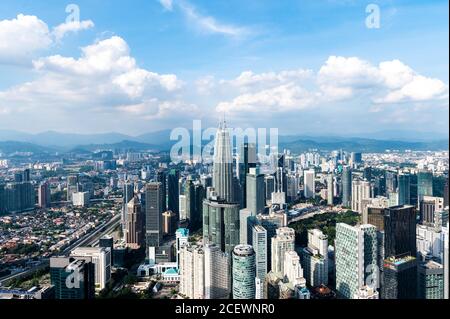 Kuala Lumpur. 8 agosto 2020. Foto scattata il 8 agosto 2020 mostra una vista di Kuala Lumpur, Malesia. Kuala Lumpur è la capitale e la più grande città della Malesia. Sviluppata da una città mineraria di stagno, la città è oggi ampiamente riconosciuta per numerosi punti di riferimento, tra cui le Torri Gemelle Petronas. La combinazione di grattacieli e siti storici e la coesistenza armoniosa di culture diversificate aggiungono alla città un fascino particolare. Credit: Zhu Wei/Xinhua/Alamy Live News Foto Stock