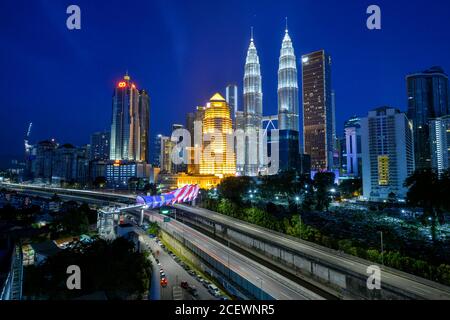 Kuala Lumpur. 8 agosto 2020. Foto scattata l'8 agosto 2020 mostra una vista notturna di Kuala Lumpur, Malesia. Kuala Lumpur è la capitale e la più grande città della Malesia. Sviluppata da una città mineraria di stagno, la città è oggi ampiamente riconosciuta per numerosi punti di riferimento, tra cui le Torri Gemelle Petronas. La combinazione di grattacieli e siti storici e la coesistenza armoniosa di culture diversificate aggiungono alla città un fascino particolare. Credit: Chong Voon Chung/Xinhua/Alamy Live News Foto Stock