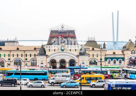 Vladivostok, Russia - 30 luglio 2015: Piazza di fronte alla stazione ferroviaria di Vladivostok. Ferrovia trans-Siberiana. Foto Stock