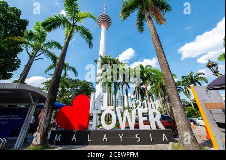 Kuala Lumpur. 8 agosto 2020. Foto scattata l'8 agosto 2020 mostra la Kuala Lumpur Tower a Kuala Lumpur, Malesia. Kuala Lumpur è la capitale e la più grande città della Malesia. Sviluppata da una città mineraria di stagno, la città è oggi ampiamente riconosciuta per numerosi punti di riferimento, tra cui le Torri Gemelle Petronas. La combinazione di grattacieli e siti storici e la coesistenza armoniosa di culture diversificate aggiungono alla città un fascino particolare. Credit: Zhu Wei/Xinhua/Alamy Live News Foto Stock