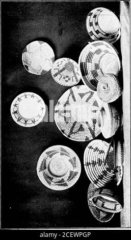 . Basketry pratico ed artistico. Fig. 78. ordinare che la filettatura fine possa copriredella bobina esterna. Mantenere la filettatura perfettamente piatta sulla bobina. Come detto in precedenza, se i testicoli inclinano per arretrare, avvolgere la bobina tra le cuciture quando necessario. Questo non influisce sulla distanza tra i punti, butit mantiene coperta la parte esterna della bobina e i stitches su una linea con il centro. XIX Cestino fatto di appartamenti. Questo cestello è realizzato in materiale calledFlats. Non è che cosa è conosciuto come rattan.Flat piatto è due volte più spesso ed è usato nella themanufacture delle sedie e del bambino Foto Stock