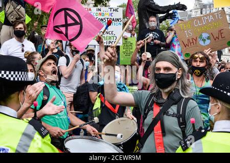 Estinzione i manifestanti della ribellione convergono su Parliament Square nel centro di Londra il giorno 2 della loro azione ambientale, bloccando le strade in ingresso e in uscita dall'area chiedendo al governo di ascoltare la loro richiesta di un'assemblea dei cittadini per affrontare il cambiamento climatico.