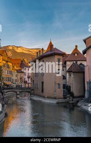 Tramonto vista della città vecchia di Annecy in Francia. Foto Stock