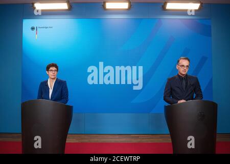 Berlino, Germania. 02 settembre 2020. Heiko Maas (r), ministro degli Affari esteri tedesco, e Annegert Kramp-Kartenbauer (l), ministro federale della Difesa, rilasciano un comunicato stampa presso l'Ufficio federale degli affari esteri. Il Ministero degli Esteri ha convocato l’ambasciatore russo a causa dei nuovi risultati delle indagini su un avvelenamento del critico del Cremlino Nawalny. Credit: Stefanie Loos/AFP Pool/dpa/Alamy Live News Foto Stock