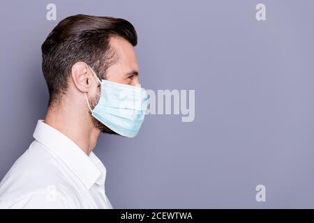 Primo piano profilo vista laterale ritratto del suo attraente sano ragazzo dipendente indossare garza di sicurezza maschera fermare pandemia influenza sociale copia distanza Foto Stock