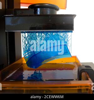 Stampante 3D funzionante. Macchina elettronica di stampa tridimensionale in corso. Tecnologia di automazione. Creazione automatica dei dettagli del prodotto. Clos Foto Stock