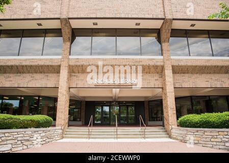 Naperville, Illinois, Stati Uniti-Aprile 24,2014: Nichols Library mattoni edificio esterno con gradini e muro di pietra nel centro di Naperville Foto Stock