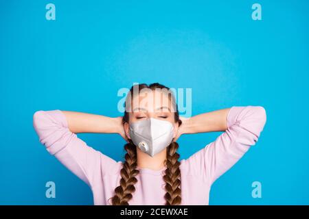 Primo piano ritratto di lei bella bella sana ragazza sognante indossare una maschera di sicurezza che respira aria fresca mers cov influenza prevenzione Foto Stock