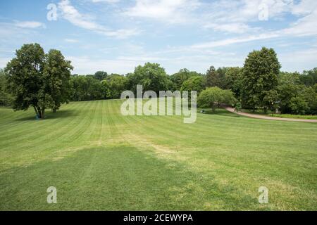 Naperville, Illinois, Stati Uniti-24 aprile 2014: Persone che siedono sul prato di Rotary Hill picnicking con verde lussureggiante a Naperville, Illinois Foto Stock