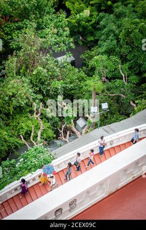 I turisti salgono sui ripidi gradini del Wat Saket o del Tempio del Monte d'Oro a Bangkok, Thailandia. Foto Stock