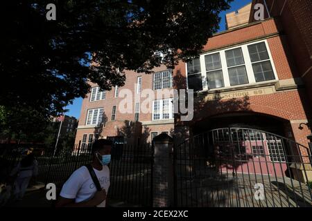 (200902) -- NEW YORK, 2 settembre 2020 (Xinhua) -- la gente cammina oltre una scuola pubblica a New York, gli Stati Uniti, 1 settembre 2020. Il sindaco di New York Bill de Blasio ha annunciato martedì che la riapertura del sistema scolastico pubblico della città sarà posticipata. (Xinhua/Wang Ying) Foto Stock