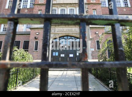 (200902) -- NEW YORK, 2 settembre 2020 (Xinhua) -- Foto mostra una scuola pubblica chiusa a New York, Stati Uniti, 1 settembre 2020. Il sindaco di New York Bill de Blasio ha annunciato martedì che la riapertura del sistema scolastico pubblico della città sarà posticipata. (Xinhua/Wang Ying) Foto Stock