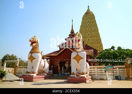 Chedi Buddhakhaya, iconico tempio del distretto di Sangkhlaburi costruito nello stile di Buddhagaya Mahabodhi in India, Kanchanaburi, Thailandia Foto Stock