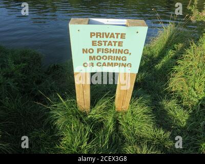 Proprietà privata. Nessuna insegna pesca ormeggio o campeggio Foto Stock