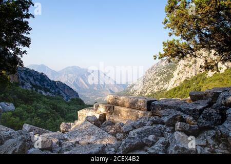 Vista dalle antiche rovine di Termessos o Thermessos nei Monti Taurus, provincia di Antalya, Turchia. Termessos Città Antica. Foto Stock