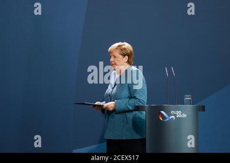 Berlino, Germania. 02 settembre 2020. La cancelliera Angela Merkel (CDU) lascia l'Ufficio del Cancelliere dopo una dichiarazione sugli ultimi sviluppi nel caso del critico del governo russo Nawalny. Credit: Markus Schreiber/AP POOL/dpa/Alamy Live News Foto Stock