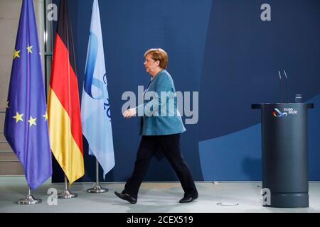 Berlino, Germania. 02 settembre 2020. La cancelliera Angela Merkel (CDU) lascia l'Ufficio del Cancelliere dopo una dichiarazione sugli ultimi sviluppi nel caso del critico del governo russo Nawalny. Credit: Markus Schreiber/AP POOL/dpa/Alamy Live News Foto Stock