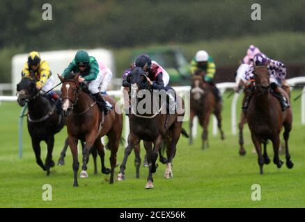 Saffie Osborne a bordo di Jupiter (centro) sulla loro strada per vincere il Betway apprendista handicap al Lingfield Park Racecourse. Foto Stock