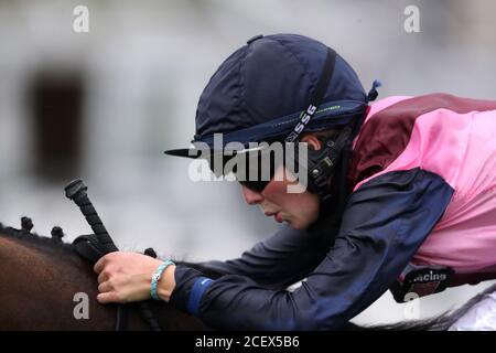 Saffie Osborne a bordo di Jupiter sulla loro strada per vincere il Betway apprendista handicap al Lingfield Park Racecourse. Foto Stock