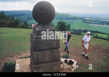 Walkers & Ramblers passando il memoriale di guerra lungo il Ridgeway National Trail a Coombe Hill, The Chilterns, Buckinghamshire, Inghilterra, Regno Unito Foto Stock