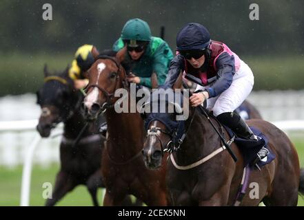 Saffie Osborne a bordo di Jupiter (a destra) sulla loro strada per vincere il Betway apprendista handicap al Lingfield Park Racecourse. Foto Stock