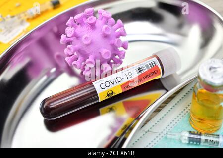 Provetta per il prelievo ematico COVID-19 e modello di coronavirus in capsula renale, vaccinazione corona Foto Stock