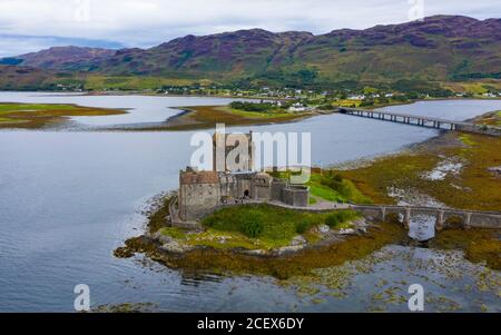 Veduta aerea del Castello di Eilean Donan sul Loch Duich , Kyle of Lochalsh, Scozia, UK Foto Stock