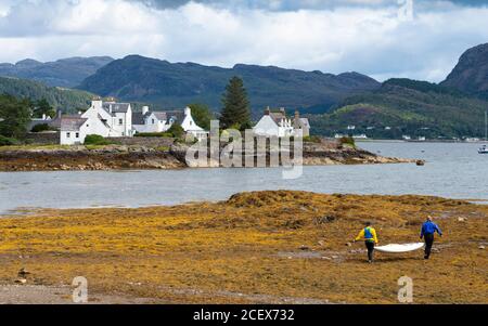 Villaggio di Plockton, in Lochalsh, zona di Wester Ross delle Highlands scozzesi, Scozia, Regno Unito Foto Stock