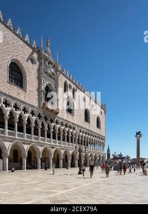 Venedig, Markusplatz (Piazzetta San Marco), Blick auf den Dogenpalast (Palazzo Ducale), Westfassade, rechts die Markussäule (colonne di San Marco) Foto Stock