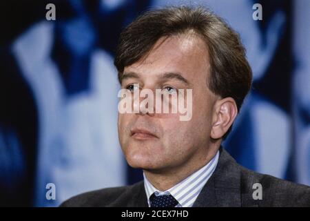 John Patten, deputato del Segretario di Stato per l'istruzione, ha parlato a una conferenza stampa presso il Centro conferenze QEII di Westminster. 28 luglio 1992. Foto: Neil Turner Foto Stock