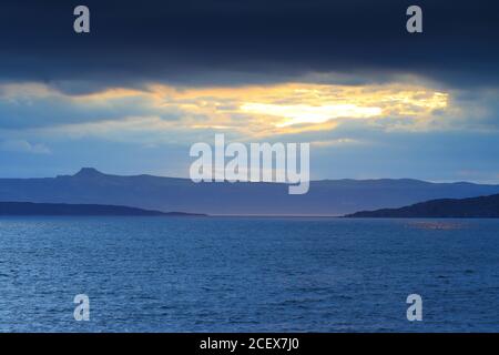 Paesaggio immagine di Inner Sound e l'isola di Raasay al tramonto. West Highlands, Scozia, Regno Unito Foto Stock