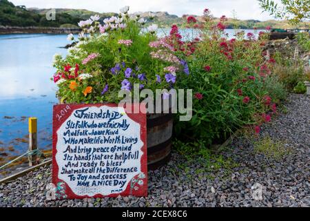 Lungomare con giardini e fiori nel villaggio di Charlestown su Gairloch, Wester Ross, Scozia, Regno Unito Foto Stock