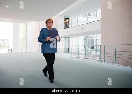 Berlino, Germania. 02 settembre 2020. La cancelliera federale Angela Merkel (CDU) arriva alla Cancelleria per una dichiarazione sugli ultimi sviluppi nel caso del critico del governo russo Alexei Nawalny. Credit: Markus Schreiber/AP POOL/dpa/Alamy Live News Foto Stock