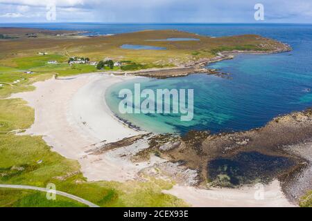 Vista aerea della spiaggia di Mellon Udrigle a Ross-shire nelle Highlands scozzesi, Regno Unito Foto Stock