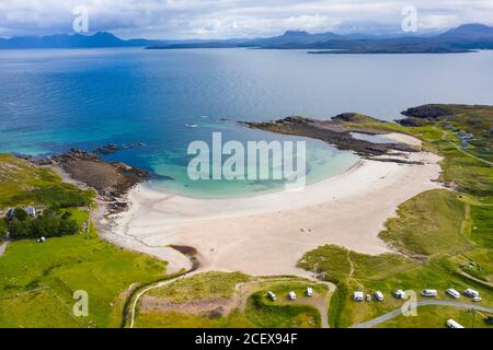 Vista aerea della spiaggia di Mellon Udrigle a Ross-shire nelle Highlands scozzesi, Regno Unito Foto Stock