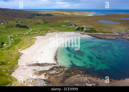Vista aerea della spiaggia di Mellon Udrigle a Ross-shire nelle Highlands scozzesi, Regno Unito Foto Stock
