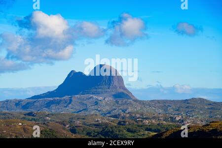 Vista della montagna di Suilven nella regione di Assynt Coigach del Sutherland, Scozia nord-occidentale Regno Unito Foto Stock