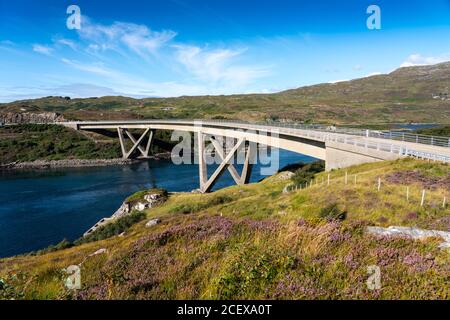 Vista del ponte Kylesku che attraversa Loch A' Chˆirn Bhˆin a Sutherland, Scozia, Regno Unito Foto Stock