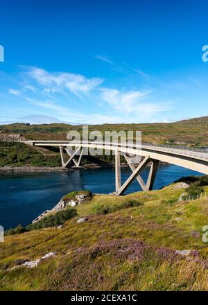 Vista del ponte Kylesku che attraversa Loch A' Chˆirn Bhˆin a Sutherland, Scozia, Regno Unito Foto Stock