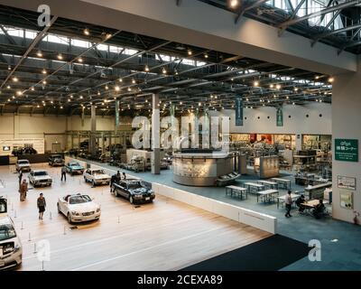 Nagoya, Aichi, Giappone - Padiglione dell'automobile nel Museo commemorativo di Toyota dell'industria e della tecnologia. Veicoli a motore presentati in una sala. Foto Stock