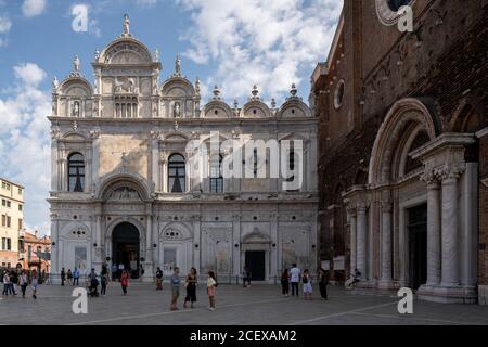 Venedig, Scuola Grande di San Marco, Fassade von Pietro Lombardo 1488–1490 und Mauro Codussi bis 1495. Rechts das Portal von Santi Giovanni e Paolo, v Foto Stock