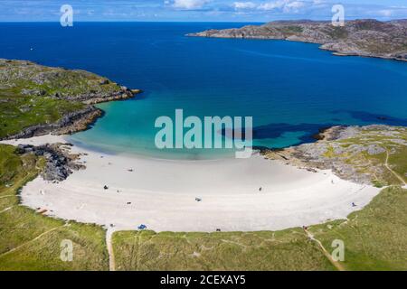 Veduta aerea della spiaggia di Achmelvich in Sutherland, Regione delle Highlands della Scozia, Regno Unito Foto Stock