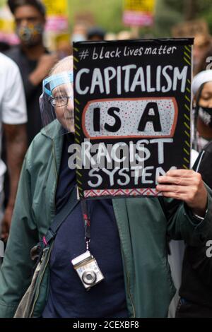 Un uomo anziano che indossa una visiera e tiene un cartello al milione di persone marzo, Londra, 30 agosto 2020 Foto Stock